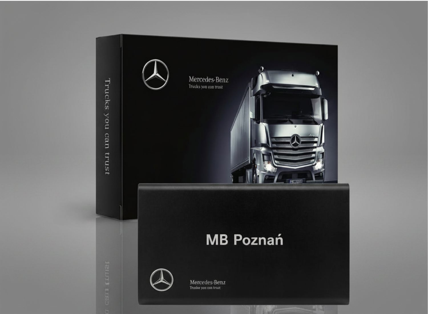 Eleganckie czarne opakowanie z powerbankiem i pełnokolorową grafiką ciężarówki Mercedes-Benz. Ekskluzywne gadżety dla branży automotive.
