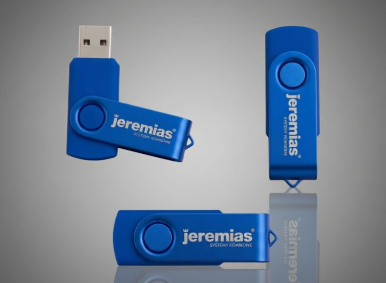 Niebieskie metalowe pamięci USB z obrotową osłoną i grawerowanym logo Jeremias. Klasyczne i estetyczne gadżety elektroniczne dla firm.