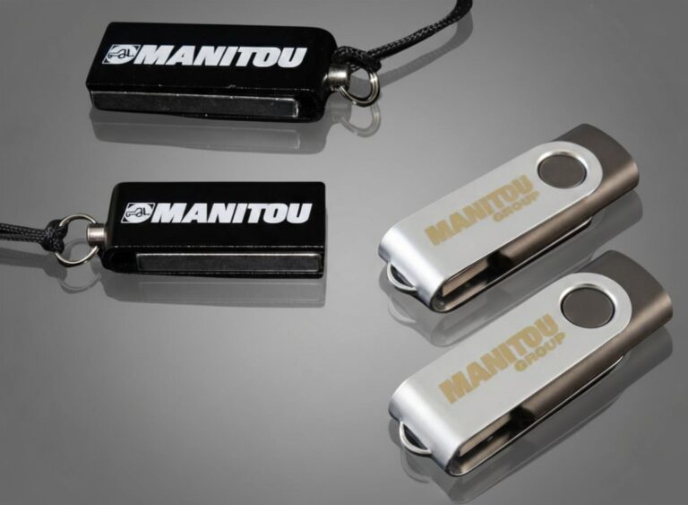 Metalowe i czarne pendrive'y reklamowe z grawerowanym logo Manitou. Klasyczne pamięci USB ze znakowaniem dla firm.