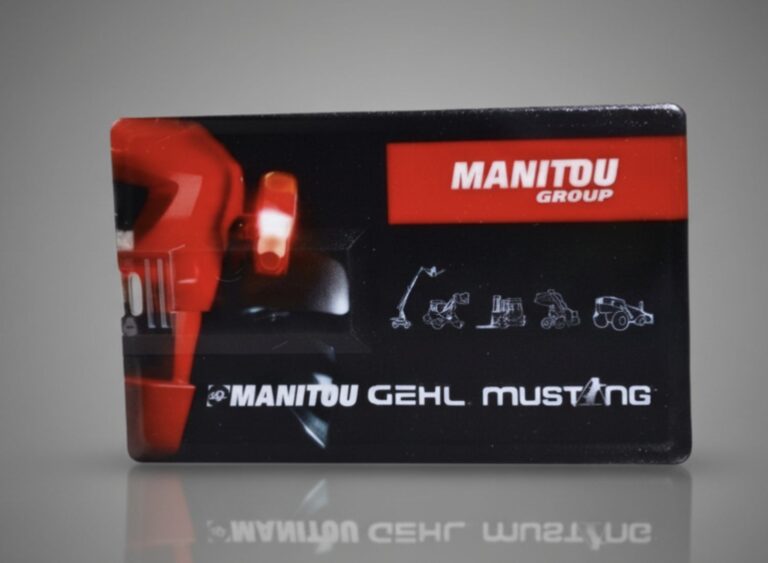 Pendrive w formie karty z pełnokolorowym nadrukiem reklamowym Manitou. Kompleksowa produkcja gadżetów B2B.