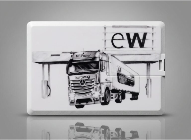 Pendrive w kształcie karty kredytowej z nadrukiem ciężarówki i logo. Pamięci USB reklamowe dla branży TSL.