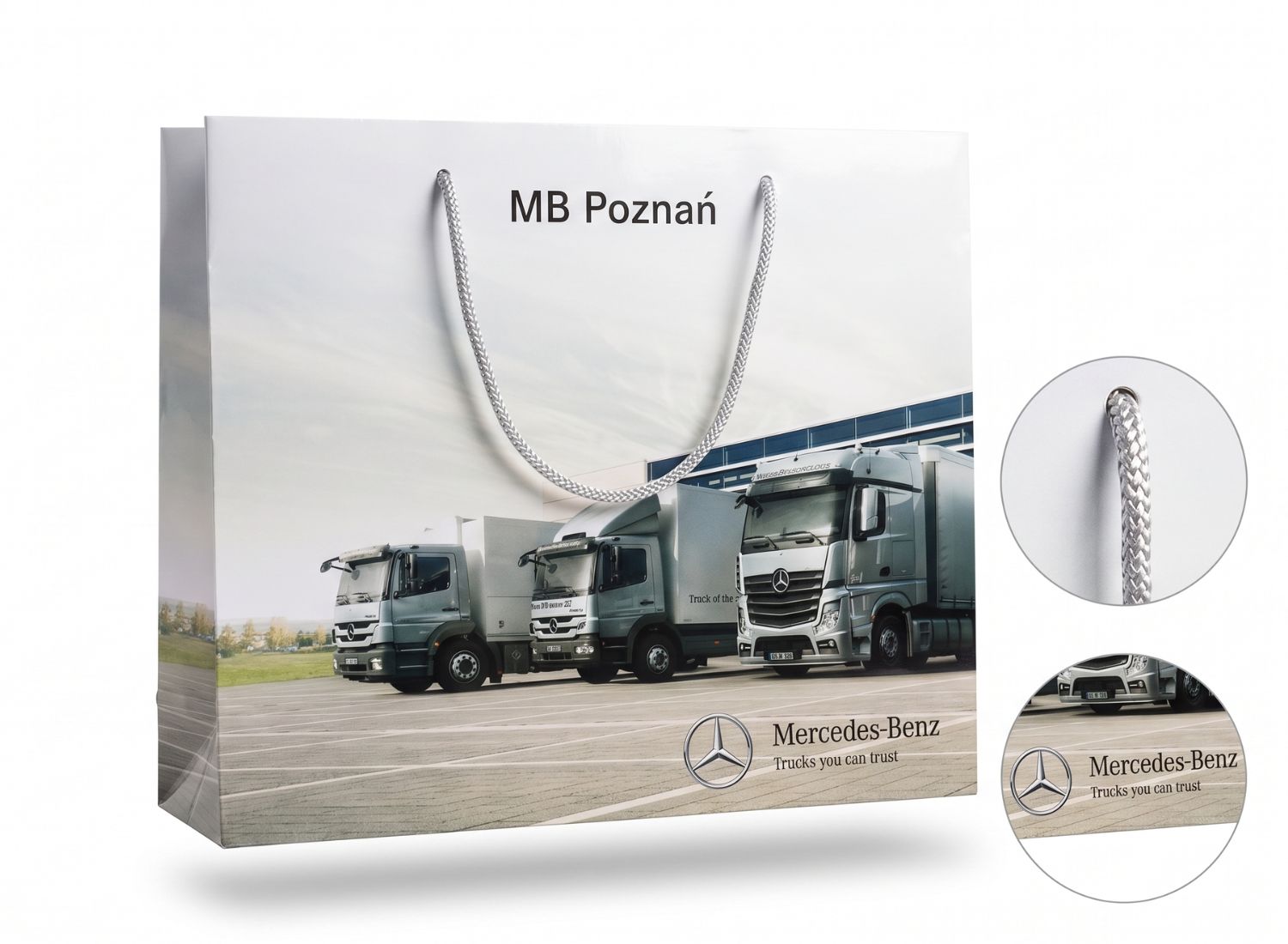 Duża torba papierowa z pełnokolorowym nadrukiem floty ciężarówek Mercedes-Benz. Dedykowane opakowania reklamowe.