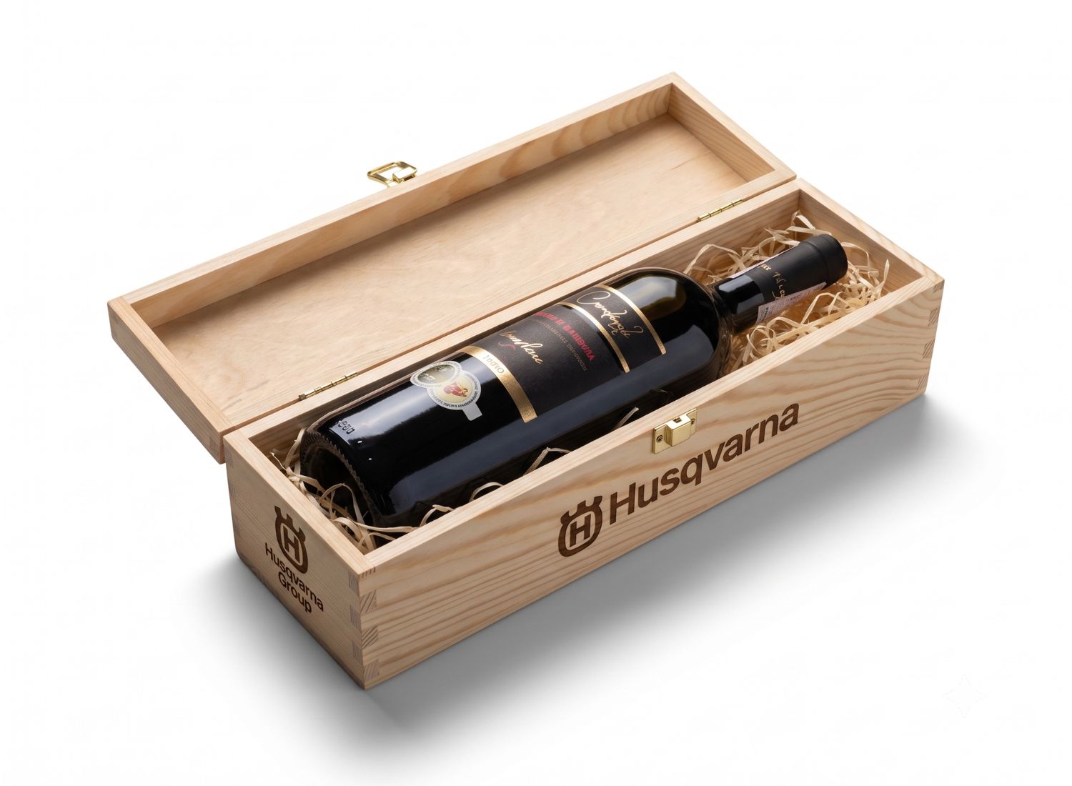 Zestawy VIP dla firm. Butelka wina w drewnianej skrzynce ze znakowaniem logo Husqvarna na wypełnieniu z wełny drzewnej.
