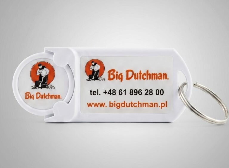 Biały plastikowy brelok z żetonem i pełnokolorowym nadrukiem danych kontaktowych firmy. Praktyczne gadżety reklamowe masowe.