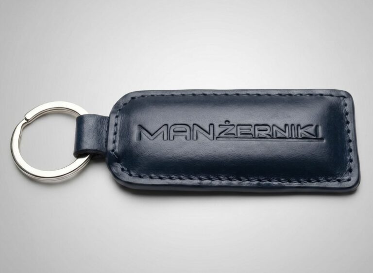 Granatowy wysokiej jakości skórzany brelok do kluczy z tłoczonym logo. Eleganckie upominki biznesowe dla dealerów samochodowych.
