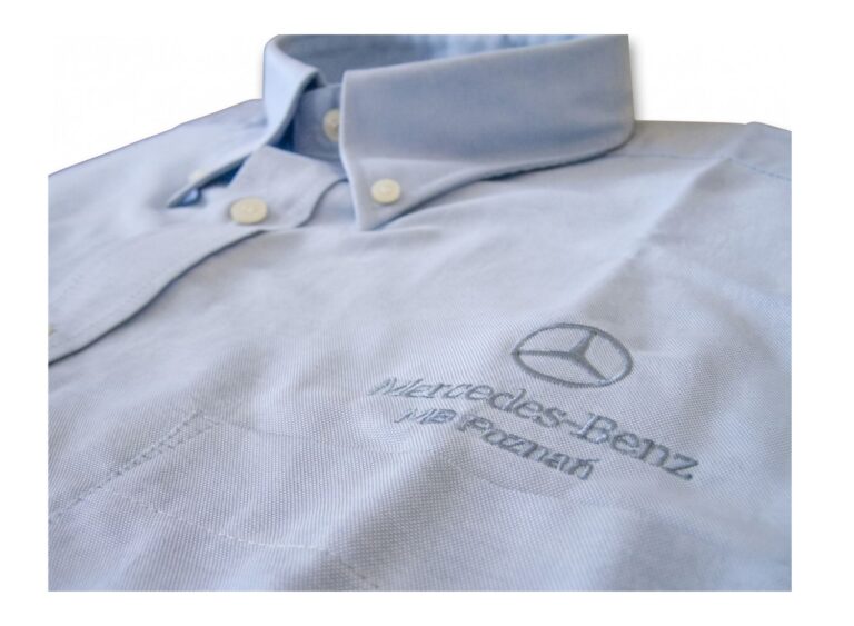 Błękitna koszula biznesowa z wyhaftowanym logo Mercedes-Benz. Ekskluzywna odzież ze znakowaniem dla branży automotive.