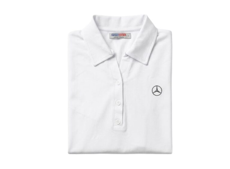 Estetycznie złożona biała koszulka polo z nadrukowanym logo Mercedes-Benz na piersi. Elegancka odzież biznesowa ze znakowaniem dla branży motoryzacyjnej.