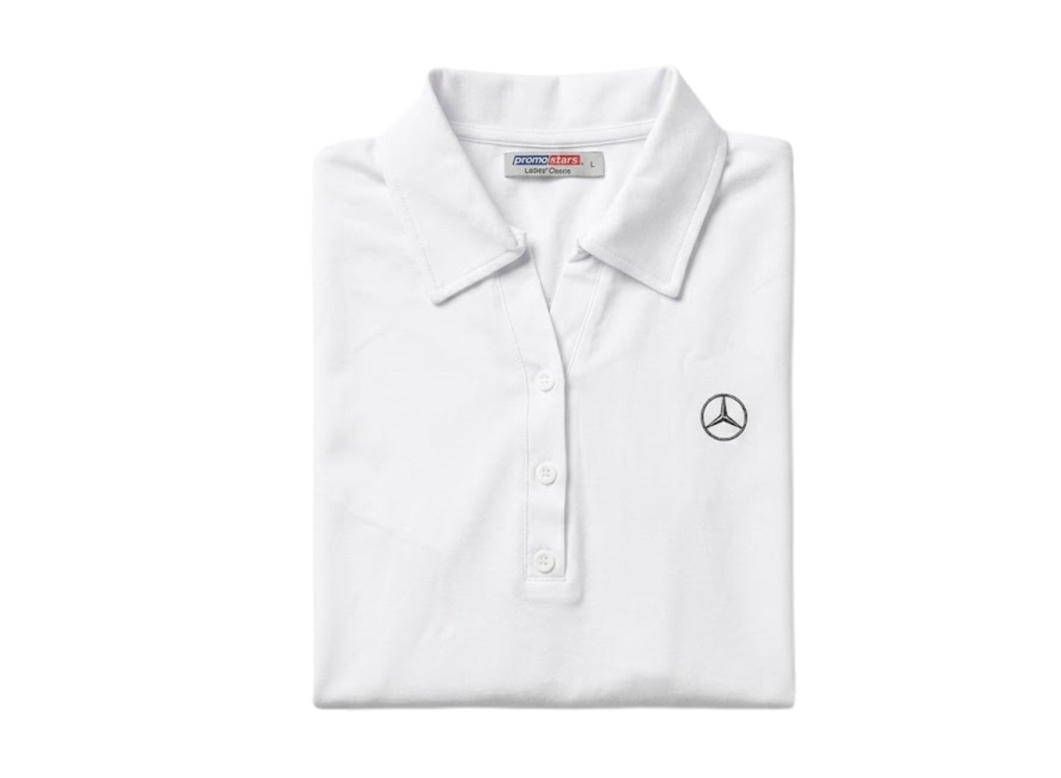 Estetycznie złożona biała koszulka polo z nadrukowanym logo Mercedes-Benz na piersi. Elegancka odzież biznesowa ze znakowaniem dla branży motoryzacyjnej.