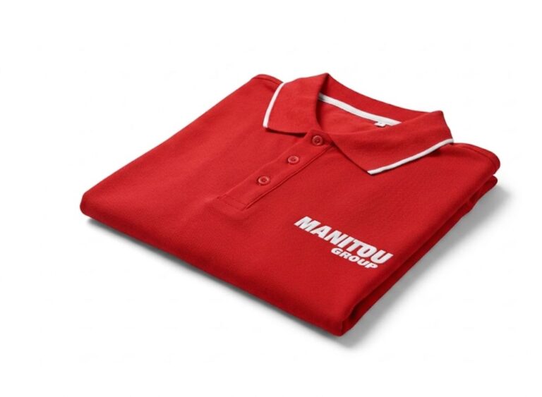 Czerwona koszulka polo z wyrazistym, białym logo Manitou i jasną lamówką na kołnierzyku. Trwała odzież reklamowa dla pracowników firm produkcyjnych.