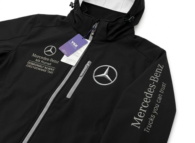 Czarna kurtka reklamowa z logo Mercedes-Benz na piersi i rękawie. Ekskluzywna odzież biznesowa dla dealerów samochodowych.
