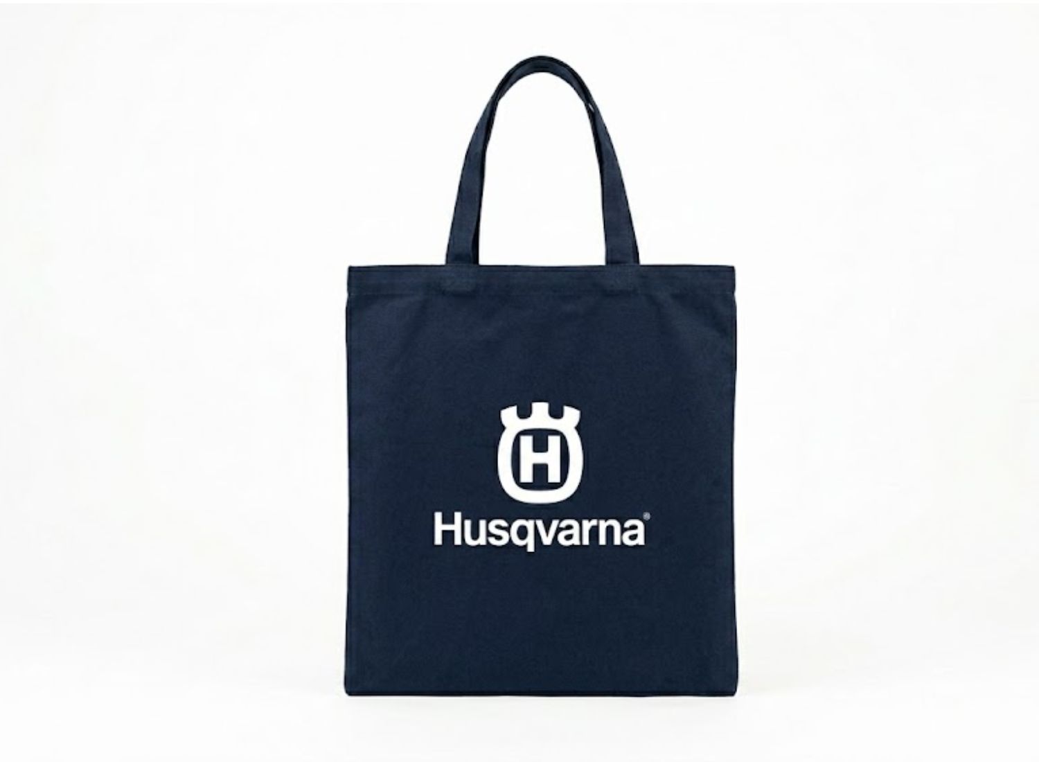 Granatowa torba bawełniana z białym logo Husqvarna. Trwałe torby reklamowe z nadrukiem dla firm.