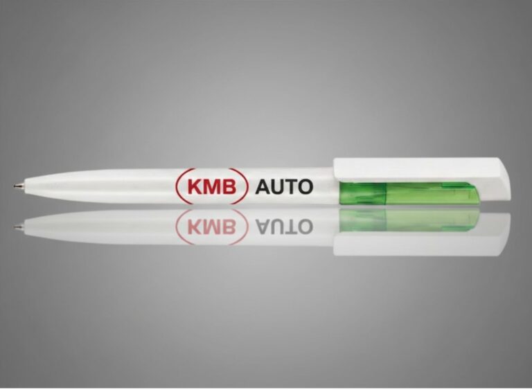 Biały plastikowy długopis reklamowy z zielonym klipsem i nadrukiem KMB AUTO. Minimalistyczne artykuły piśmiennicze ze znakowaniem.