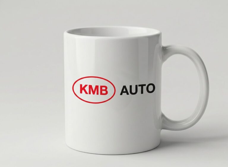 Klasyczny biały kubek ceramiczny z pełnokolorowym logo KMB AUTO w formie nadruku. Trwała ceramika reklamowa.