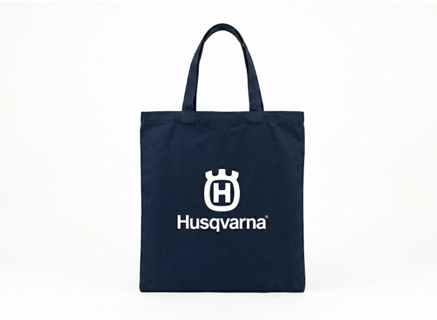Granatowa torba bawełniana z białym logo Husqvarna. Trwałe torby reklamowe z nadrukiem dla firm.