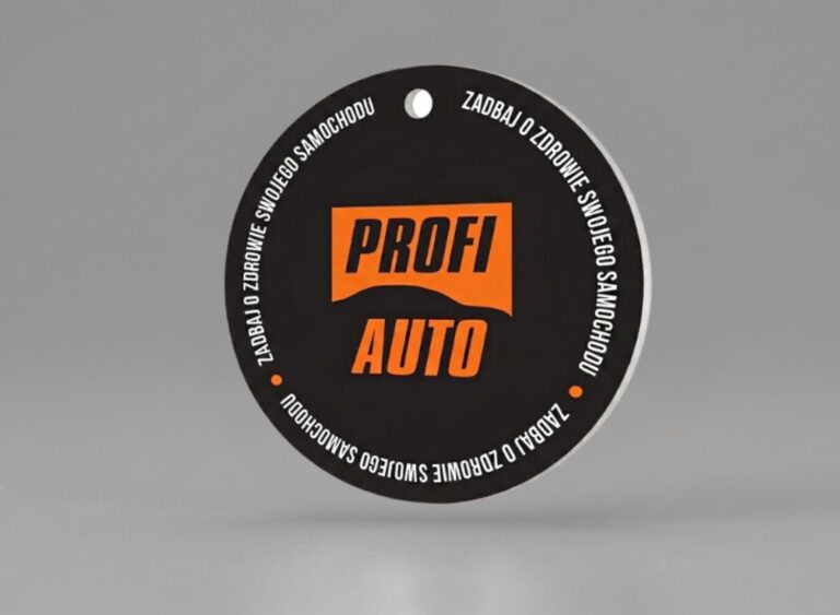 Czarno-pomarańczowa zawieszka zapachowa do auta z logo Profi Auto. Skuteczna reklama dla warsztatów samochodowych.