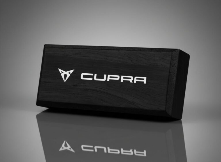 Czarny, drewniany zapach na kratkę nawiewu z grawerowanym logo Cupra. Ekskluzywne gadżety dla dealerów motoryzacyjnych.