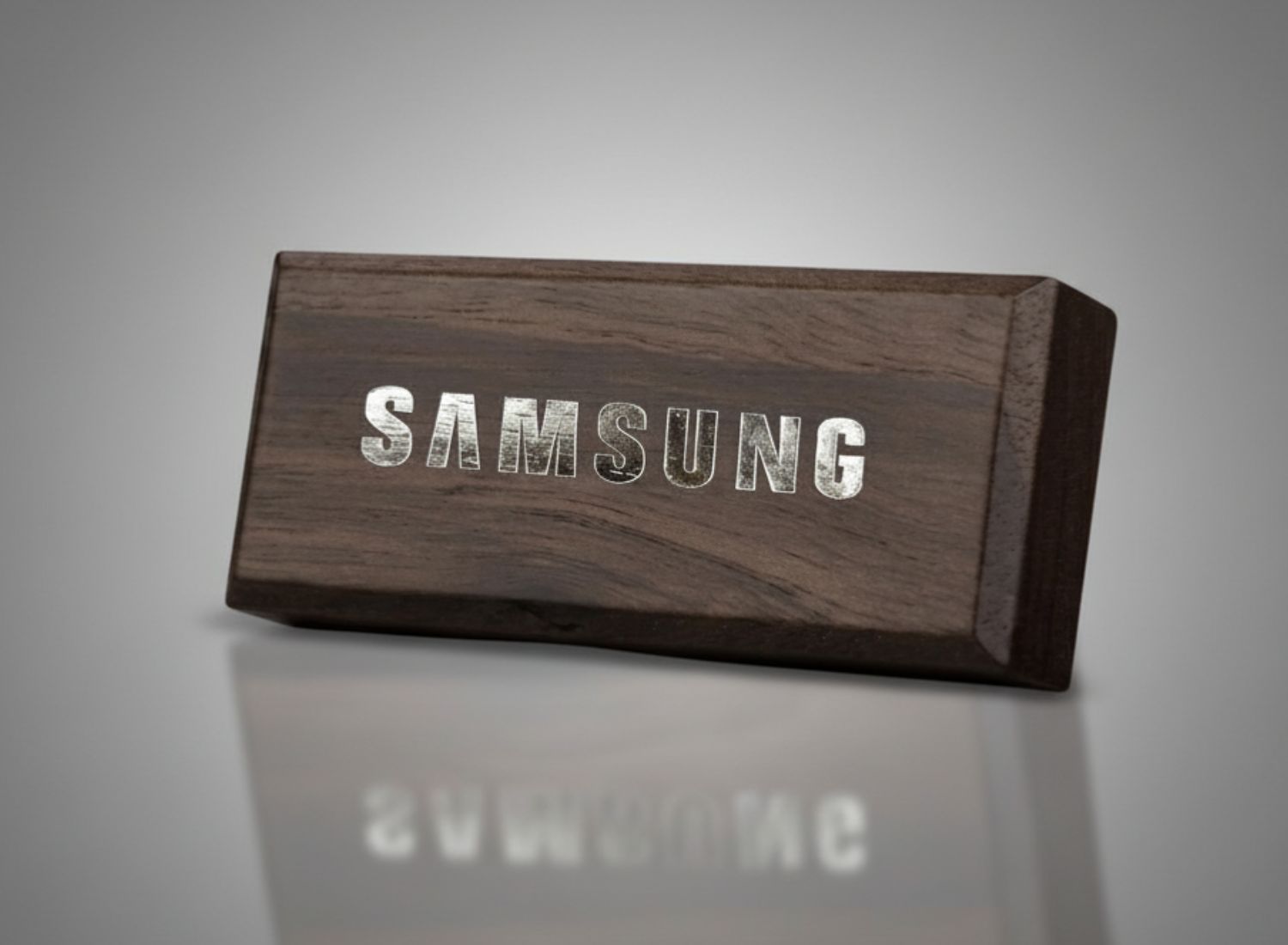 Drewniany zapach samochodowy na kratkę z grawerem logo Samsung. Ekologiczne upominki biznesowe premium.