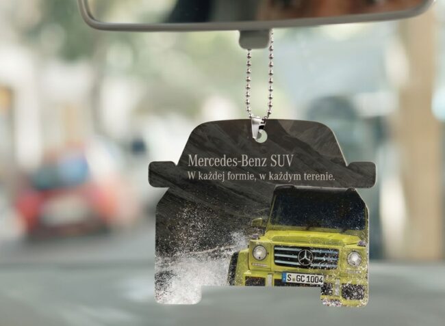Czarna zawieszka zapachowa do samochodu w dedykowanym kształcie z logo Mercedes-Benz. Spersonalizowane gadżety reklamowe dla branży motoryzacyjnej.
