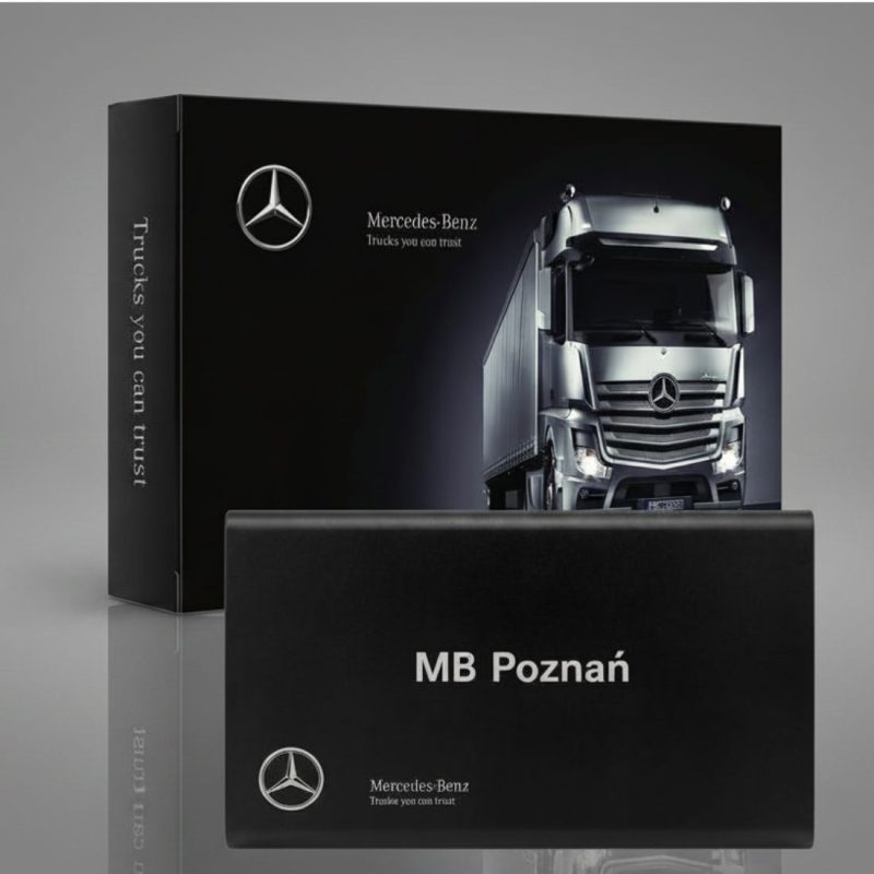 Eleganckie czarne opakowanie z powerbankiem i pełnokolorową grafiką ciężarówki Mercedes-Benz. Ekskluzywne gadżety dla branży automotive.