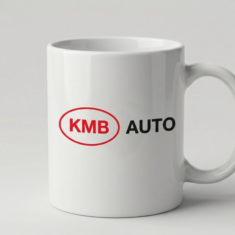 Klasyczny biały kubek ceramiczny z pełnokolorowym logo KMB AUTO w formie nadruku. Trwała ceramika reklamowa.