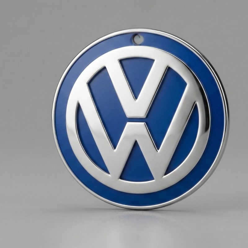 Okrągła zawieszka zapachowa do samochodu z niebieskim logo Volkswagen. Gadżety reklamowe dla dealerów samochodowych.