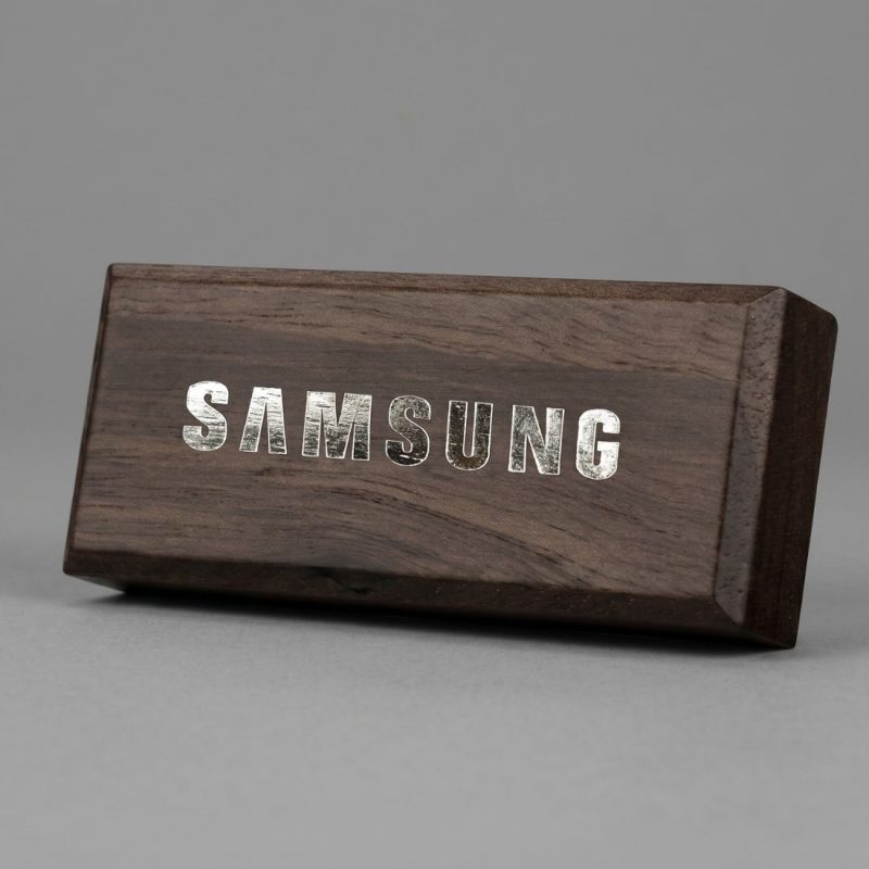 Drewniany zapach samochodowy na kratkę z grawerem logo Samsung. Ekologiczne upominki biznesowe premium.